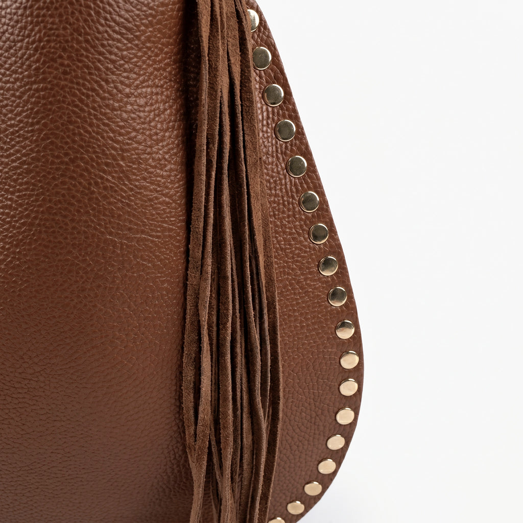 LYRA - Bolso de hombro con flecos y tachuelas MARRON