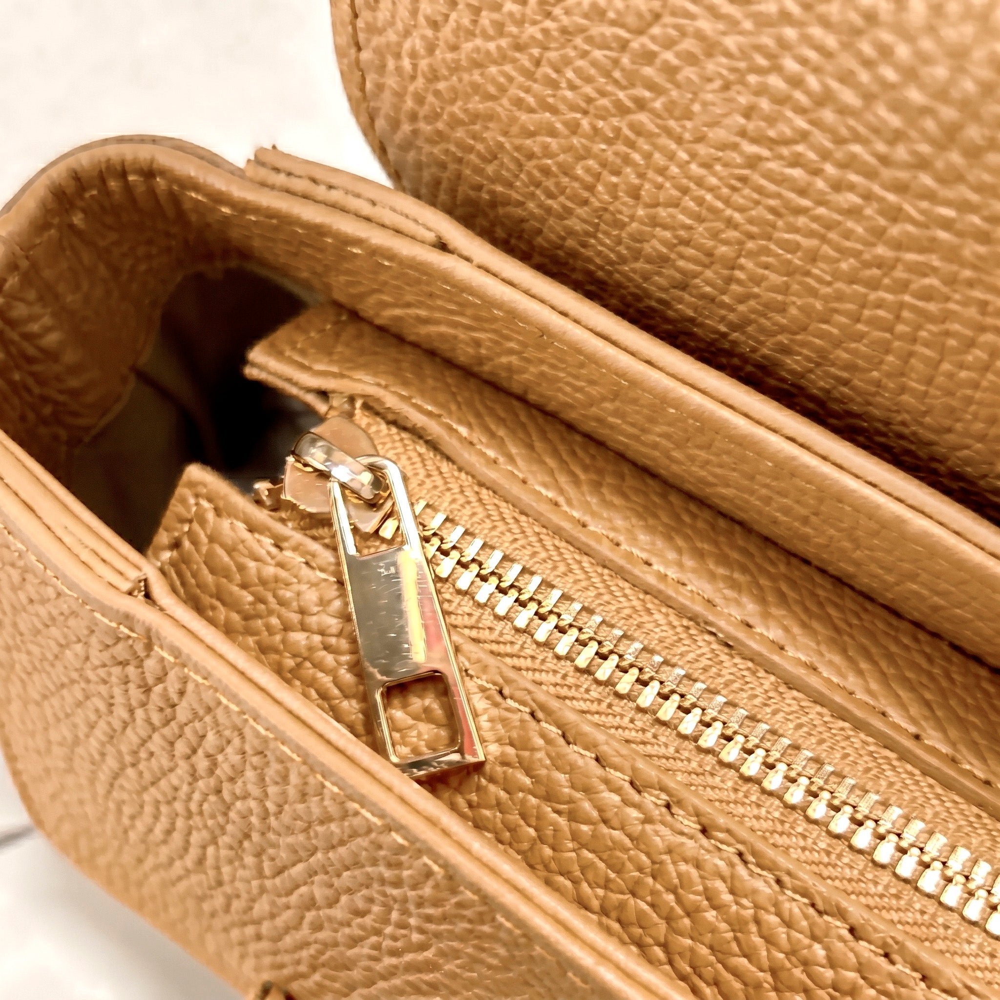 NÚBIA - Bolso trapezoidal de hombro CAMEL