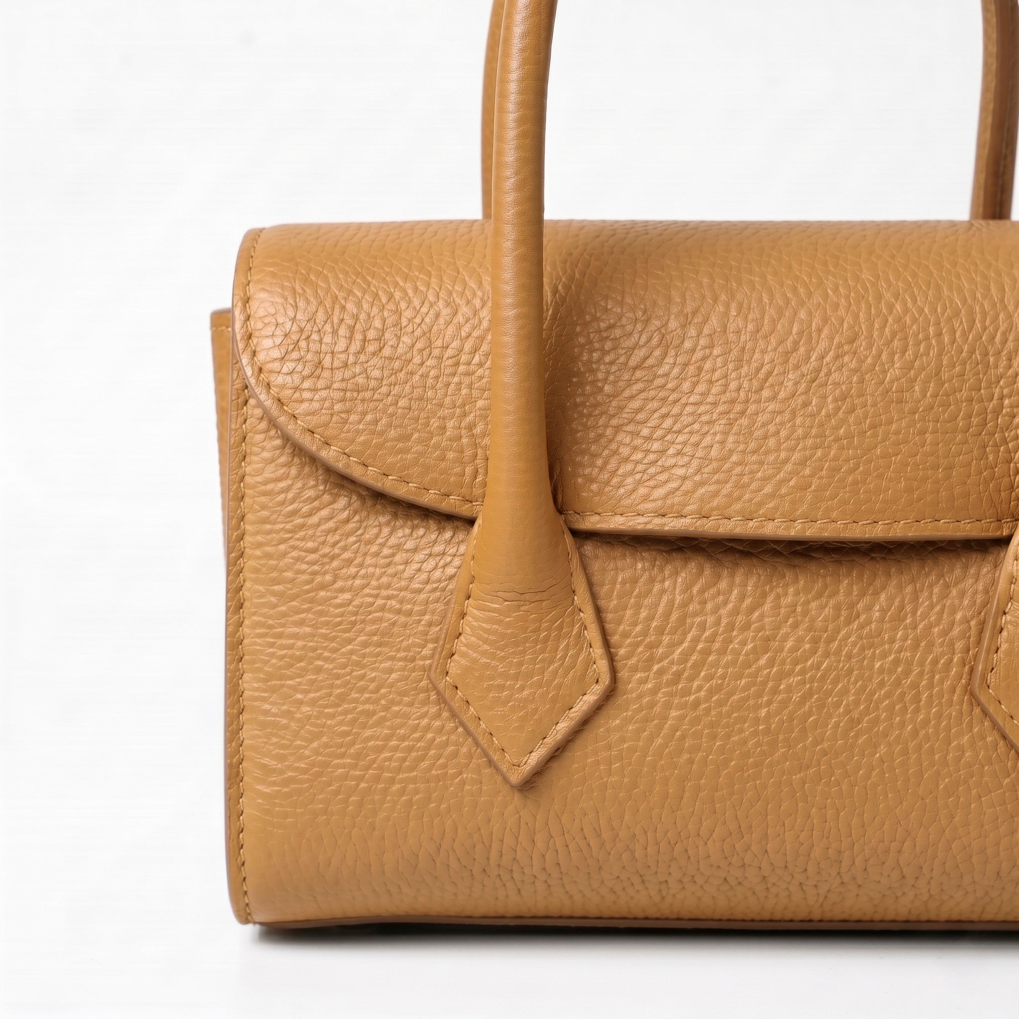 NÚBIA - Bolso trapezoidal de hombro CAMEL
