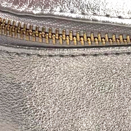 ELARA - Bolso riñonera de piel con correa ajustable PLATA
